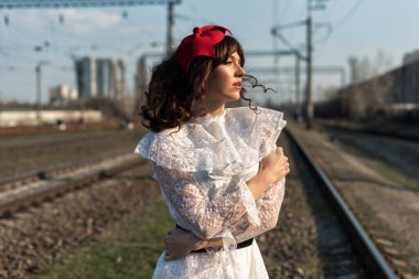 Eski tren istasyonundaki genç kadın.