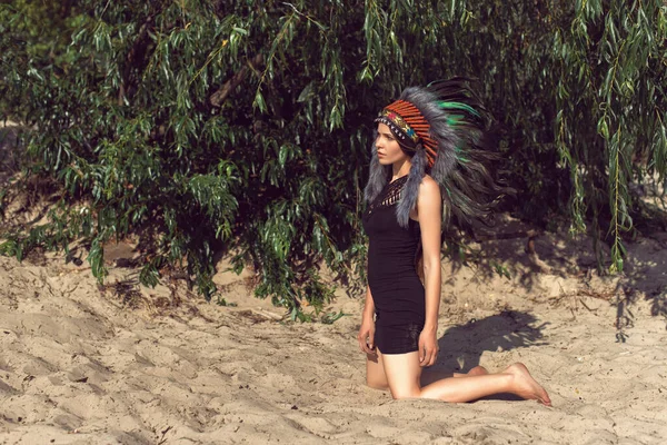 Girl Sand Wearing Indian Headdress — Stock Photo, Image