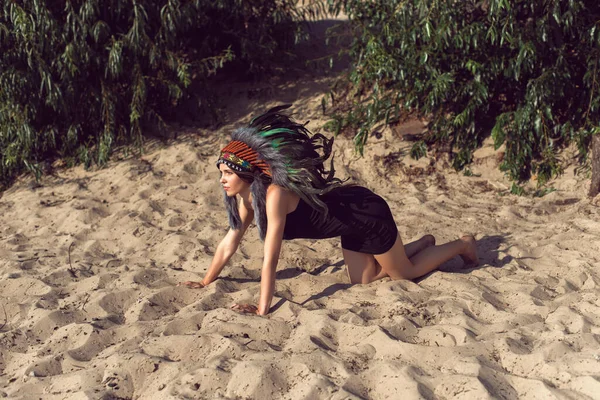 Girl Sand Wearing Indian Headdress — Stock Photo, Image