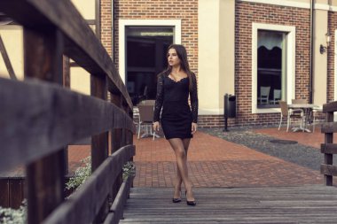 Şehir merkezinde bir kızla yürüyorum.