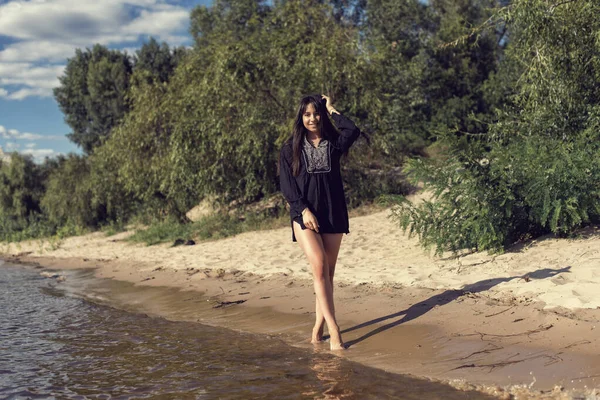 Nehrin Kenarındaki Kumda Bir Kız — Stok fotoğraf