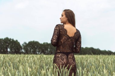 Sarışın bir kızın yaz fotoğraf çekimi.