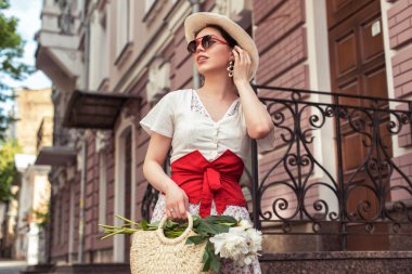 Havalı bir esmerle yaz fotoğraf çekimi