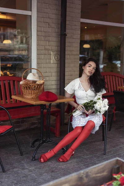 Zomer Fotosessie Met Een Stijlvolle Brunette Stockfoto