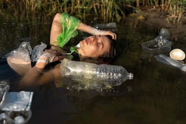 Kız ve ekoloji problemi.