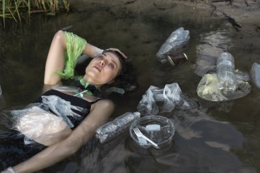 Kız ve ekoloji problemi.