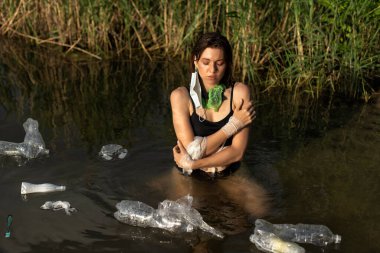 Kız ve ekoloji problemi.