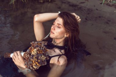 Kız ve ekoloji problemi.