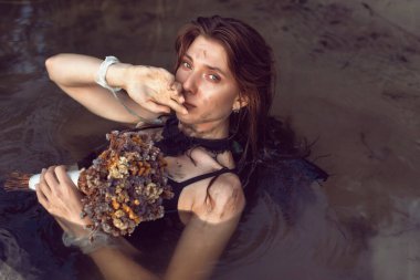 Kız ve ekoloji problemi.