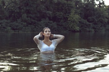 Güzel bir esmerle yaz günü