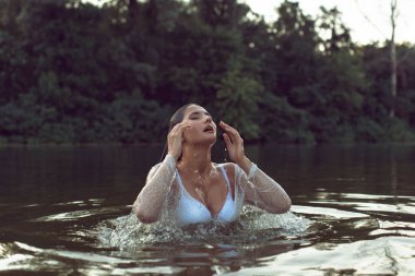 Güzel bir esmerle yaz günü