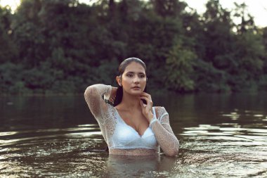 Güzel bir esmerle yaz günü