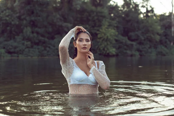 Güzel bir esmerle yaz günü