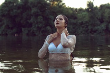 Güzel bir esmerle yaz günü