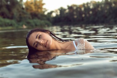 Güzel bir esmerle yaz günü