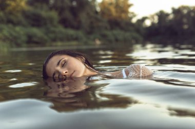 Güzel bir esmerle yaz günü