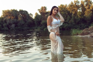 Güzel bir esmerle yaz günü