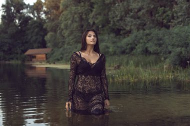 Güzel bir esmerle yaz günü