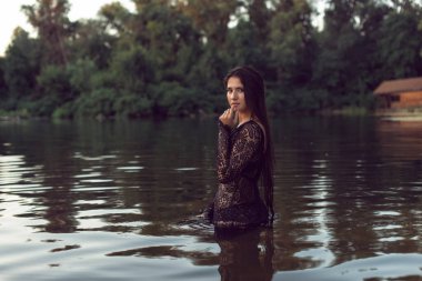 Güzel bir esmerle yaz günü