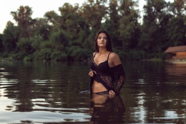 Güzel bir esmerle yaz günü