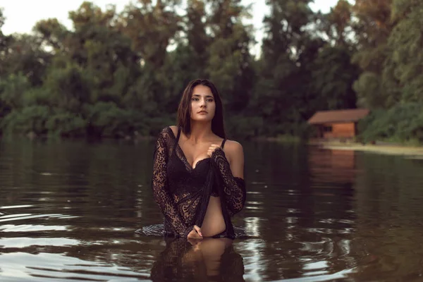 Giornata Estiva Con Una Bella Bruna — Foto Stock