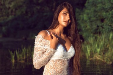 Güzel bir esmerle yaz günü