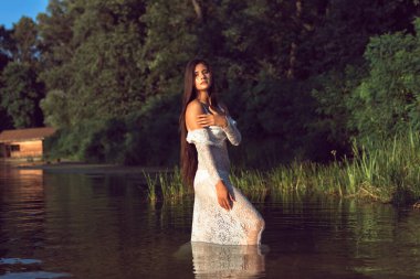 Güzel bir esmerle yaz günü