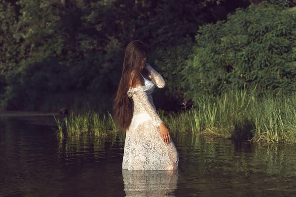 Güzel bir esmerle yaz günü