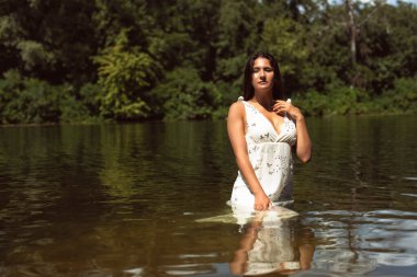 Güzel bir esmerle yaz günü