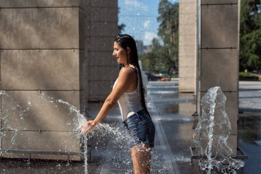 Güzel bir esmerle yaz günü