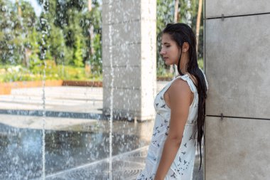 Güzel bir esmerle yaz günü