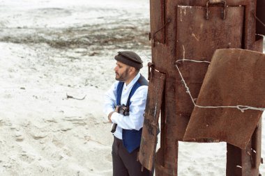 Silahlı bir adam askeri bir çatışmada.