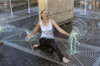 Yazın çeşmede olgun bir sarışın.