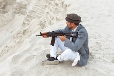 Silahlı bir adam askeri bir çatışmada.