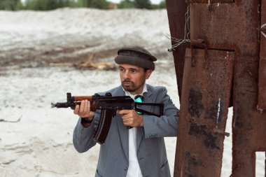 Silahlı bir adam askeri bir çatışmada.