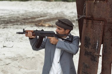 Silahlı bir adam askeri bir çatışmada.