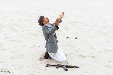 Silahlı bir adam askeri bir çatışmada.