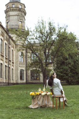 Yeşil bereli genç bayan.