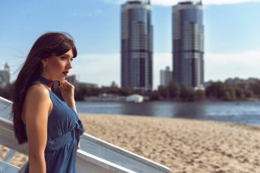 Kot elbiseli genç esmer