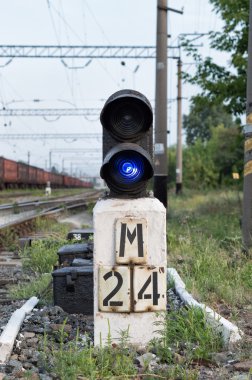 Demiryolu üzerinde mavi semafor