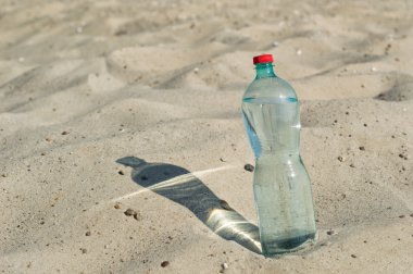 bir şişe su çölde