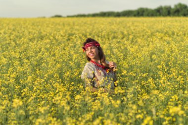 Bahar çiçek açması alan kız