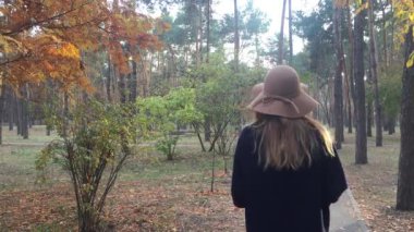 Parkta sonbahar yürüyüşü