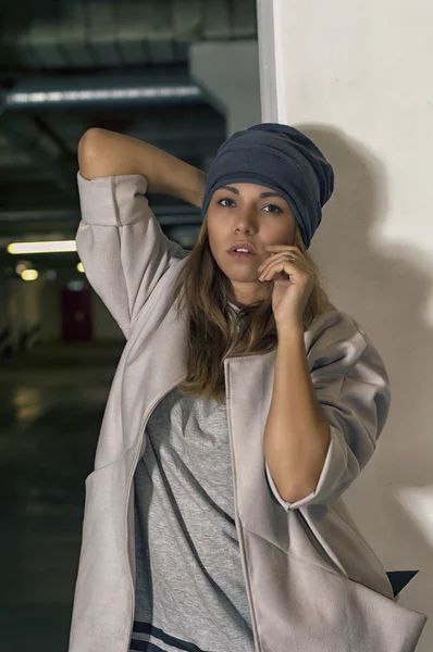 Menina posando no estacionamento — Fotografia de Stock