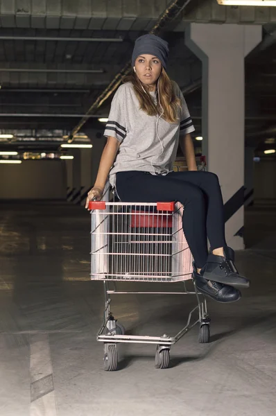 Meisje poseren in de parkeergarage — Stockfoto