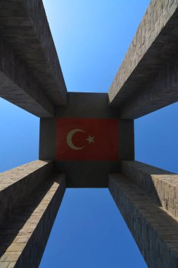Çanakkale Anıtı. Asker anıtı. Savaş anıtı. Türk bayrağı