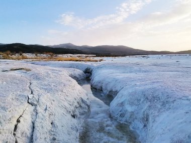 Salda Gölü 'nün kıyısındaki çatlaklar. Lakeside. Kumsalda beyaz kum.