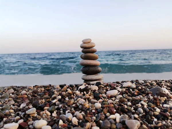 Művészet Egyensúly Készült Kövek Strandon Mediterrán Háttérben — Stock Fotó