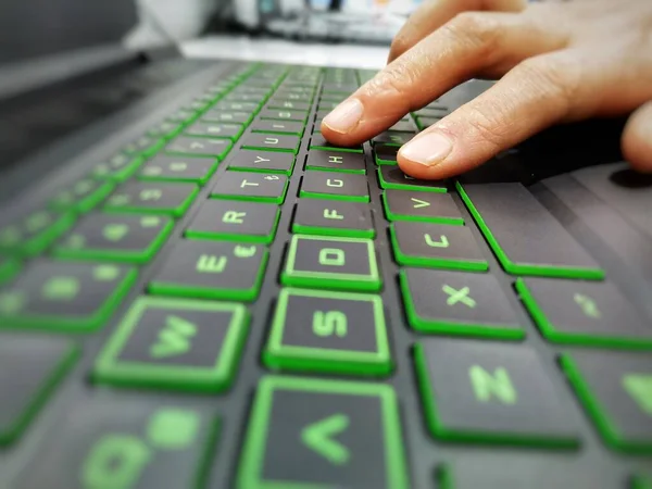 Tippen Auf Der Tastatur Mit Der Tastatur Die Hand Auf — Stockfoto