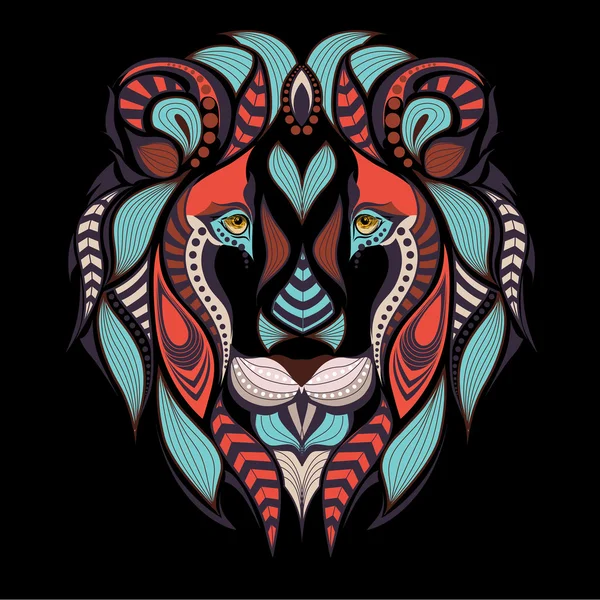 Testa di leone colorata a motivi geometrici. Disegno africano / indiano / totem / tatuaggio. Può essere utilizzato per la progettazione di una t-shirt, borsa, cartolina e poster . — Vettoriale Stock